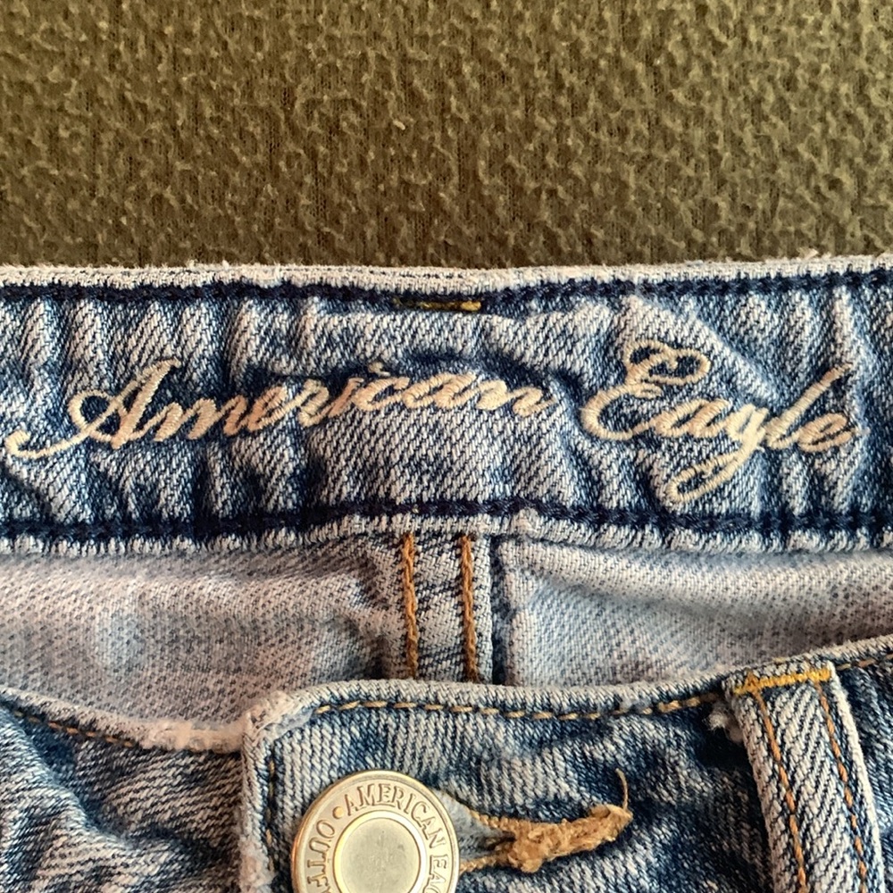 American Eagle distressed denim shorts. 5 pocket. Button & zipper. Size 6. - Picture 2 of 9